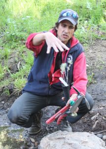 Anthony DeCicco shows the kids how to plant / Photo by Pipi Ray Diamond