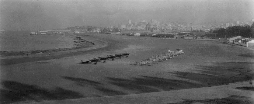 Planes lined up at Crissy Field in the 1920s / Wikipedia